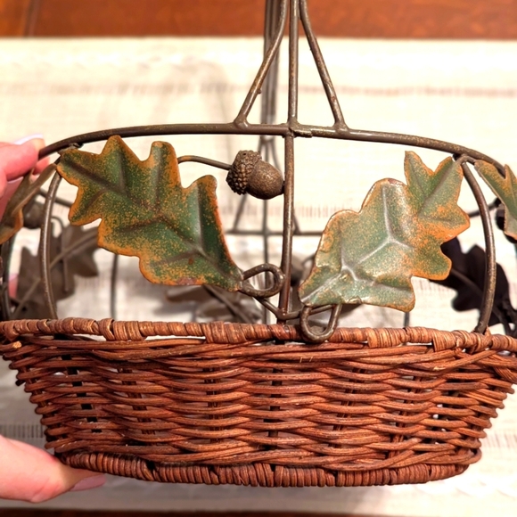 Decorative Wicker and Metal Baskets with Leaf Motif (Qty 2) - Picture 3 of 9